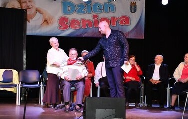 Seniorzy wraz z Dawidem Kartaszewiczem