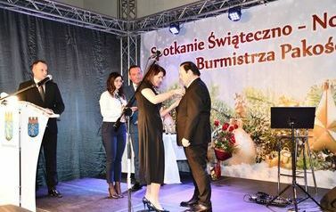 Poseł na Sejm Ewa Kozanecka wręczająca odznaczenie