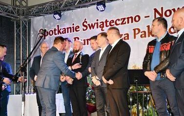 Pan Sylwester Mr&oacute;z odbierający nagrodę