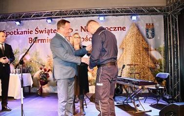 Burmistrz Pakości przekazujący nagrodę człowieka roku komendantowi policji w Pakości