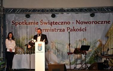 Burmistrz Pakości przedstawiający działalność Ośrodka Kultury i Turystyki w Pakości