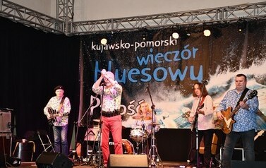 Sławek Wierzcholski z zespołem Nocna Zmiana Bluesa podczas kocertu
