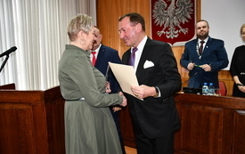 16. Moment wręczenia wyr&oacute;żnienia dla kierownik OPS Katarzyny Kurowskiej