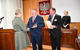 15. Moment wręczenia wyr&oacute;żnienia dla kierownik OPS Katarzyny Kurowskiej