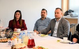 6. Dyrektor OKiT Sebastian Witkowski, radna Katarzyna Tomczak i radny Tomasz Kujawa