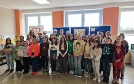 Nr 19 Wsp&oacute;lne zdjęcie dzieci w Szkole Podstawowej im. Powstańc&oacute;w Wielkopolskich po rozdaniu medali