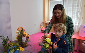 24. Radna Katarzyna Tomczak przekazująca koszyk wielkanocny