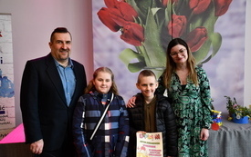 22. Radna Katarzyna Tomczak i Dyrektor Ośrodka Kultury Sebastian Witkowski na zdjęciu z uczestnikami konkursu