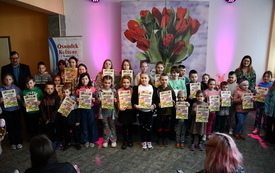 21. Radna Katarzyna Tomczak na wsp&oacute;lnym zdjęciu z uczestnikami konkursu