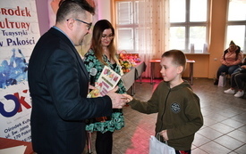 18. Dyrektor Ośrodka Kultury wręczający pamiątkowy dyplom