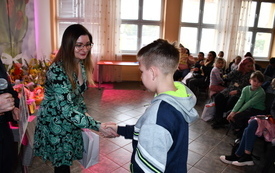 17. Radna Katarzyna Tomczak składa gratulację uczestnikowi konkursu