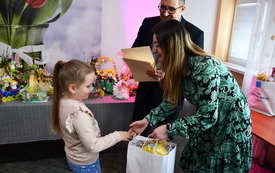 10. Radna Katarzyna Tomczak wręczająca nagrodę za udział w konkursie