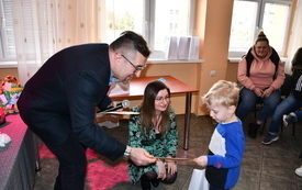 8. Dyrektor Ośrodka Kultury przekazujący dyplom uczestnikowi konkursu