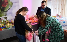 7. Radna Katarzyna Tomczak wręczająca nagrodę