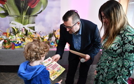 4. Dyrektor Ośrodka Kultury Sebastian Witkowski podawający dyplom