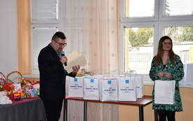 3. Radna Katarzyna Tomczak i Dyrektor Ośrodka Kultury Sebastian Witkowski rozdający nagrody za udział w konkursie