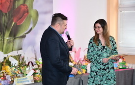 2. Radna Katarzyna Tomczak i Dyrektor Ośrodka Kultury Sebastian Witkowski wywołujący uczestnik&oacute;w konkursu