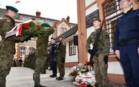 Uroczyste obchody 86. rocznicy Dnia Pamięci Ofiar Zbrodni Katyńskiej w Pakości (45)