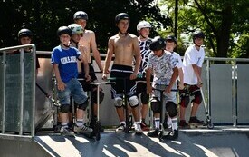 Hulajnogowe szaleństwo opanowało skatepark w Pakości (2)