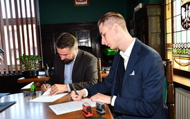 Podpisanie umowy na modernizację budynku Ochotniczej Straży Pożarnej w Pakości (2)
