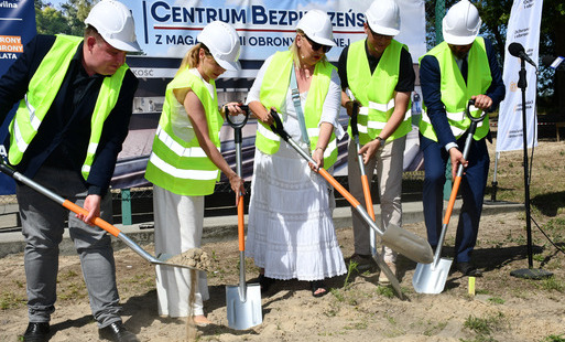 Pakość inwestuje w bezpieczeństwo i przyszłość najmłodszych. Symboliczne rozpoczęcie dwóch ważnych przedsięwzięć