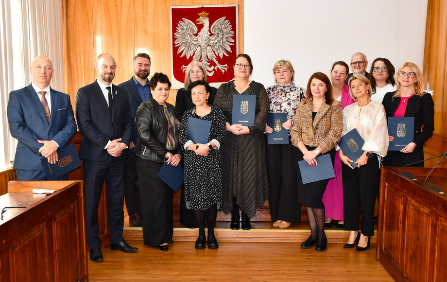 Burmistrz Pakości wręczył nagrody wyróżniającym się nauczycielom